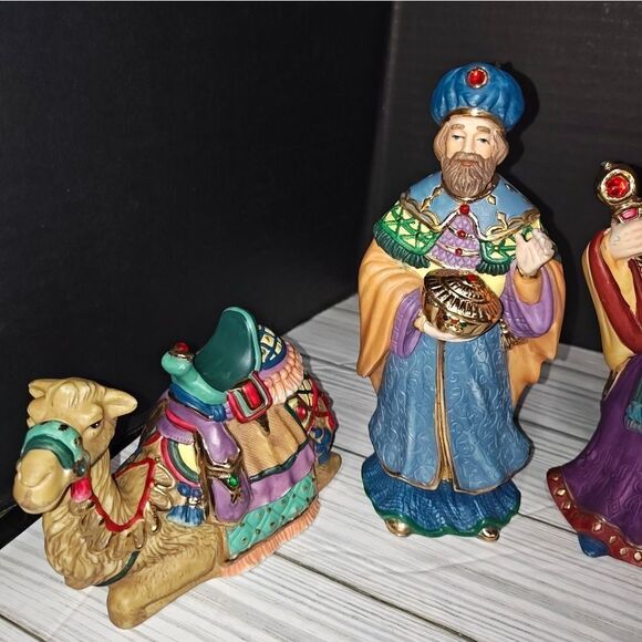 Vintage Traditions 12 Piece Porcelain Holiday Nativity Set Hand Painted #75177 - Picture 4 of 13